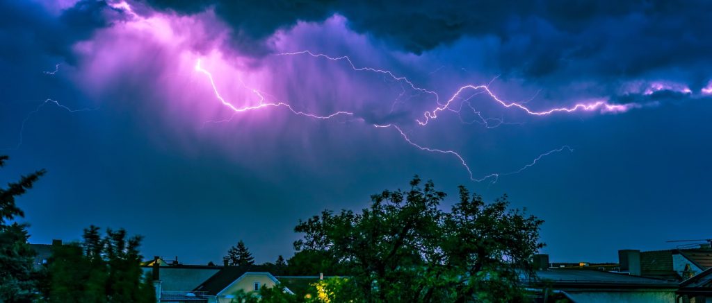 Blitz über einem städtischen Himmel